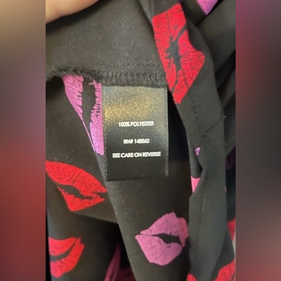 💋 Torrid 6X Lip Print Harper Top - Picture 5 of 6